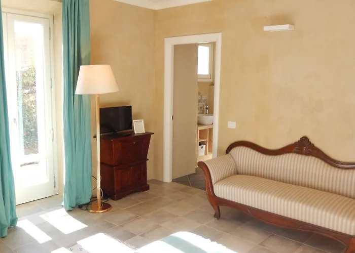 White Lilac Romantic - Adults Only ארונה